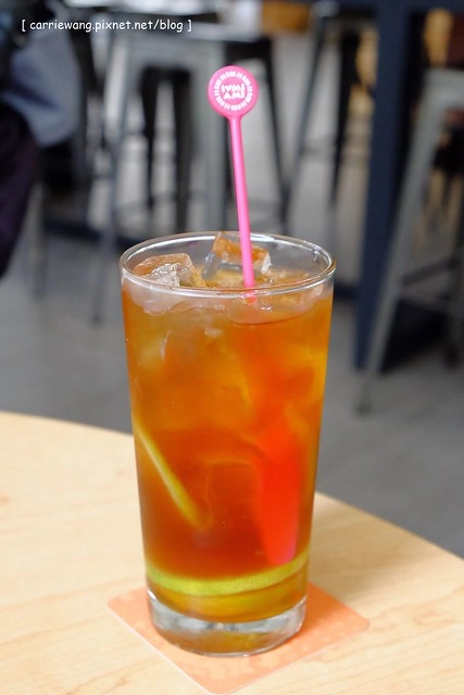 【台中親子餐廳】叉子.ㄨ子輕食館。台中目前最夯最難訂的親子餐廳,環境寬敞大器,外面有一個小沙坑,二樓有文創商品,用餐時段很難訂位 @飛天璇的口袋