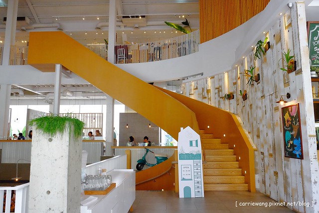 【台中親子餐廳】叉子.ㄨ子輕食館。台中目前最夯最難訂的親子餐廳,環境寬敞大器,外面有一個小沙坑,二樓有文創商品,用餐時段很難訂位 @飛天璇的口袋