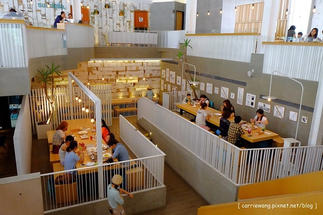 【台中親子餐廳】叉子.ㄨ子輕食館。台中目前最夯最難訂的親子餐廳,環境寬敞大器,外面有一個小沙坑,二樓有文創商品,用餐時段很難訂位 @飛天璇的口袋