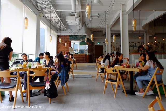 【台中親子餐廳】叉子.ㄨ子輕食館。台中目前最夯最難訂的親子餐廳,環境寬敞大器,外面有一個小沙坑,二樓有文創商品,用餐時段很難訂位 @飛天璇的口袋