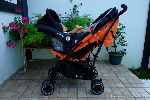 【育兒日記分享】奇帝汽座推車.Kiddy City n’ Move 輕風行推車。歐洲進口兒童推車品牌,時尚輕巧收放容易,可以當推車也可以當汽座,一車兩用非常方便 @飛天璇的口袋