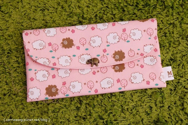 【育兒日記分享】媽咪敗家:寶寶平安符袋.存摺套.寶寶手冊保護套.奶嘴鏈.三角巾(口水巾).背袋口水巾…新生兒彌月禮推薦 @飛天璇的口袋