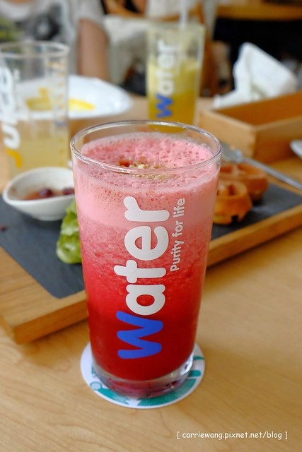 【台中親子餐廳】叉子.ㄨ子輕食館。台中目前最夯最難訂的親子餐廳,環境寬敞大器,外面有一個小沙坑,二樓有文創商品,用餐時段很難訂位 @飛天璇的口袋