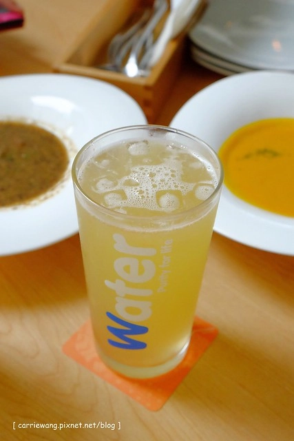 【台中親子餐廳】叉子.ㄨ子輕食館。台中目前最夯最難訂的親子餐廳,環境寬敞大器,外面有一個小沙坑,二樓有文創商品,用餐時段很難訂位 @飛天璇的口袋