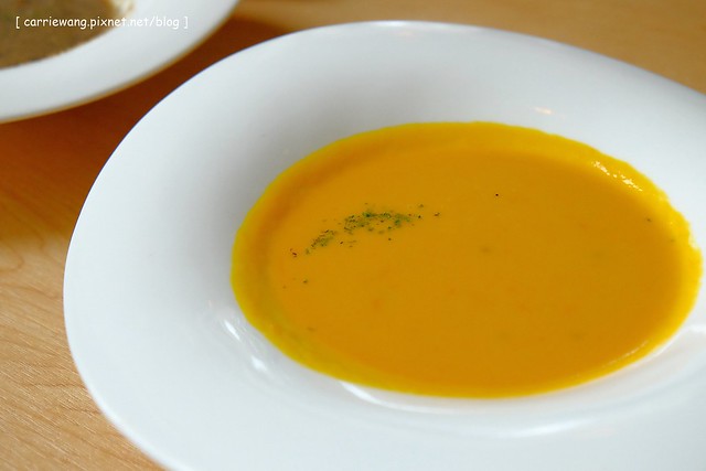 【台中親子餐廳】叉子.ㄨ子輕食館。台中目前最夯最難訂的親子餐廳,環境寬敞大器,外面有一個小沙坑,二樓有文創商品,用餐時段很難訂位 @飛天璇的口袋