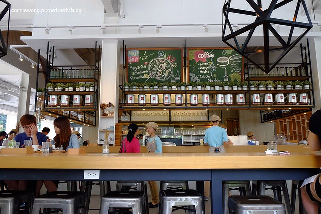 【台中親子餐廳】叉子.ㄨ子輕食館。台中目前最夯最難訂的親子餐廳,環境寬敞大器,外面有一個小沙坑,二樓有文創商品,用餐時段很難訂位 @飛天璇的口袋