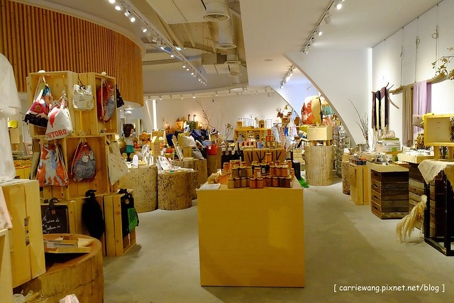 【台中親子餐廳】叉子.ㄨ子輕食館。台中目前最夯最難訂的親子餐廳,環境寬敞大器,外面有一個小沙坑,二樓有文創商品,用餐時段很難訂位 @飛天璇的口袋