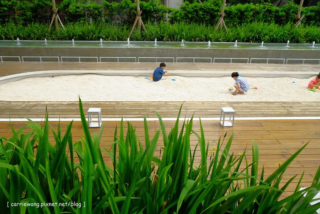 【台中親子餐廳】叉子.ㄨ子輕食館。台中目前最夯最難訂的親子餐廳,環境寬敞大器,外面有一個小沙坑,二樓有文創商品,用餐時段很難訂位 @飛天璇的口袋