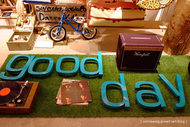 【台中親子餐廳】叉子.ㄨ子輕食館。台中目前最夯最難訂的親子餐廳,環境寬敞大器,外面有一個小沙坑,二樓有文創商品,用餐時段很難訂位 @飛天璇的口袋