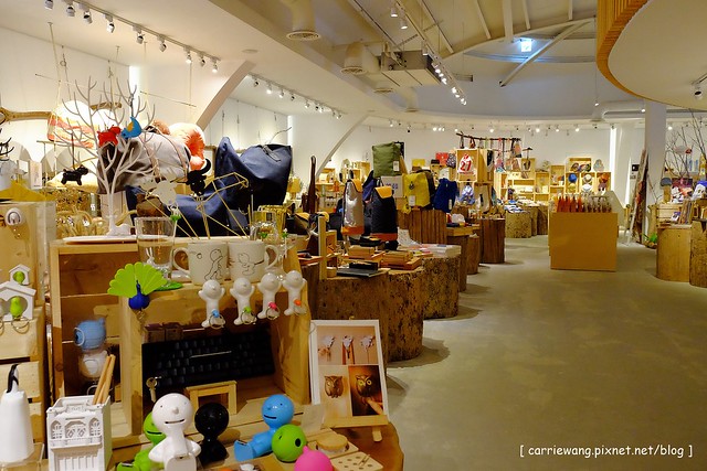 【台中親子餐廳】叉子.ㄨ子輕食館。台中目前最夯最難訂的親子餐廳,環境寬敞大器,外面有一個小沙坑,二樓有文創商品,用餐時段很難訂位 @飛天璇的口袋