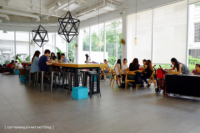 【台中親子餐廳】叉子.ㄨ子輕食館。台中目前最夯最難訂的親子餐廳,環境寬敞大器,外面有一個小沙坑,二樓有文創商品,用餐時段很難訂位 @飛天璇的口袋