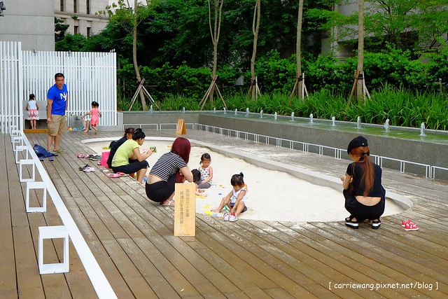 【台中親子餐廳】叉子.ㄨ子輕食館。台中目前最夯最難訂的親子餐廳,環境寬敞大器,外面有一個小沙坑,二樓有文創商品,用餐時段很難訂位 @飛天璇的口袋