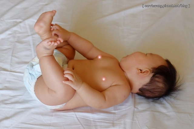 【育兒日記分享】白金級滿意寶寶極緻呵護。日本首創C型新生兒體工學尿布,360度柔貼剪裁,不包緊緊也不漏,寶貝新生肌膚 @飛天璇的口袋