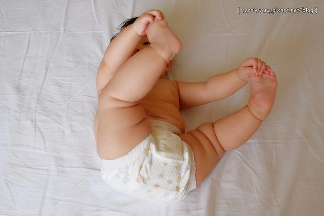 【育兒日記分享】白金級滿意寶寶極緻呵護。日本首創C型新生兒體工學尿布,360度柔貼剪裁,不包緊緊也不漏,寶貝新生肌膚 @飛天璇的口袋