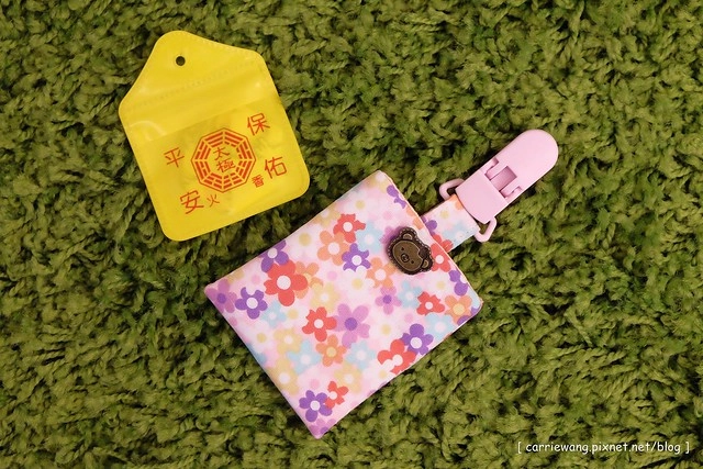 【育兒日記分享】媽咪敗家:寶寶平安符袋.存摺套.寶寶手冊保護套.奶嘴鏈.三角巾(口水巾).背袋口水巾…新生兒彌月禮推薦 @飛天璇的口袋