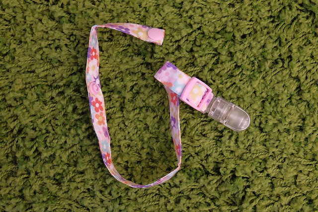 【育兒日記分享】媽咪敗家:寶寶平安符袋.存摺套.寶寶手冊保護套.奶嘴鏈.三角巾(口水巾).背袋口水巾…新生兒彌月禮推薦 @飛天璇的口袋