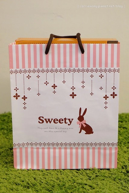 【育兒日記分享】媽咪敗家:寶寶平安符袋.存摺套.寶寶手冊保護套.奶嘴鏈.三角巾(口水巾).背袋口水巾…新生兒彌月禮推薦 @飛天璇的口袋