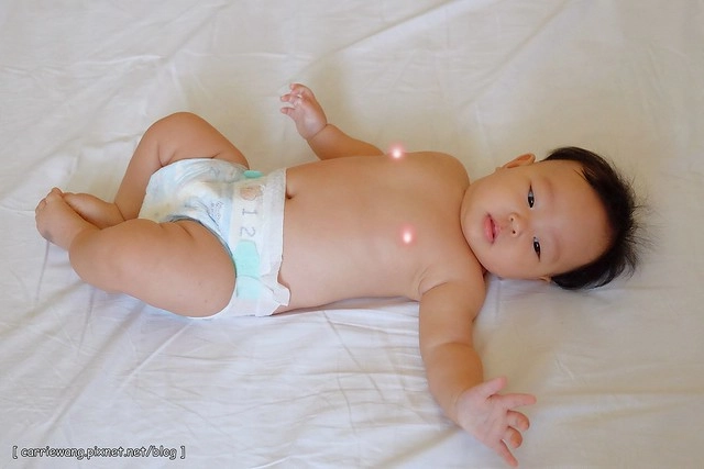 【育兒日記分享】白金級滿意寶寶極緻呵護。日本首創C型新生兒體工學尿布,360度柔貼剪裁,不包緊緊也不漏,寶貝新生肌膚 @飛天璇的口袋