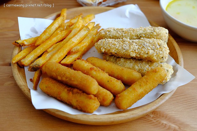 【台中親子餐廳】抱抱廚房。有室內室外兒童遊戲區、沙坑,哺乳室、尿布室,環境很可愛明亮,餐點很天然健康,還有提供寶寶的副食品 @飛天璇的口袋