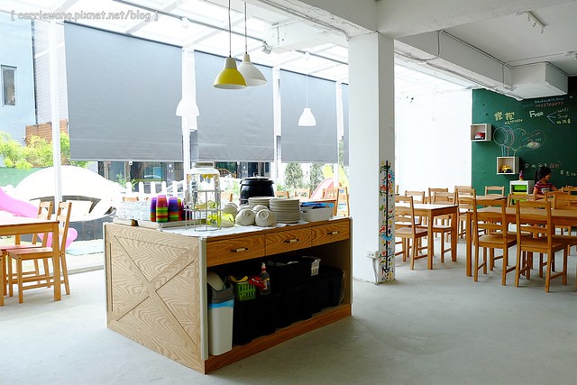 【台中親子餐廳】抱抱廚房。有室內室外兒童遊戲區、沙坑,哺乳室、尿布室,環境很可愛明亮,餐點很天然健康,還有提供寶寶的副食品 @飛天璇的口袋
