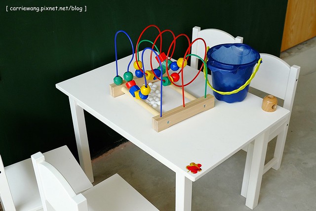 【台中親子餐廳】抱抱廚房。有室內室外兒童遊戲區、沙坑,哺乳室、尿布室,環境很可愛明亮,餐點很天然健康,還有提供寶寶的副食品 @飛天璇的口袋