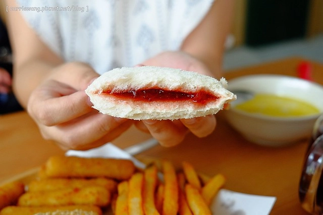 【台中親子餐廳】抱抱廚房。有室內室外兒童遊戲區、沙坑,哺乳室、尿布室,環境很可愛明亮,餐點很天然健康,還有提供寶寶的副食品 @飛天璇的口袋