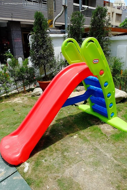 【台中親子餐廳】抱抱廚房。有室內室外兒童遊戲區、沙坑,哺乳室、尿布室,環境很可愛明亮,餐點很天然健康,還有提供寶寶的副食品 @飛天璇的口袋