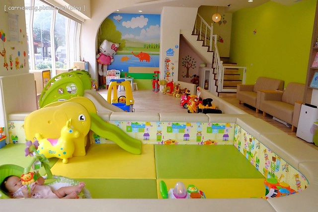 【台中親子餐廳】小布萊恩親子樂園餐廳.Little Brian。有遊戲區、兒童餐、尿布檯、哺乳室…適合0~4歲的小小孩,還會不定期舉辦寶寶爬行比賽和抓周活動 @飛天璇的口袋