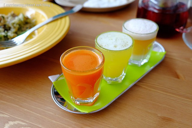 【台中親子餐廳】抱抱廚房。有室內室外兒童遊戲區、沙坑,哺乳室、尿布室,環境很可愛明亮,餐點很天然健康,還有提供寶寶的副食品 @飛天璇的口袋