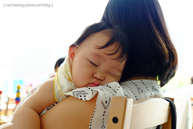 【台中親子餐廳】抱抱廚房。有室內室外兒童遊戲區、沙坑,哺乳室、尿布室,環境很可愛明亮,餐點很天然健康,還有提供寶寶的副食品 @飛天璇的口袋