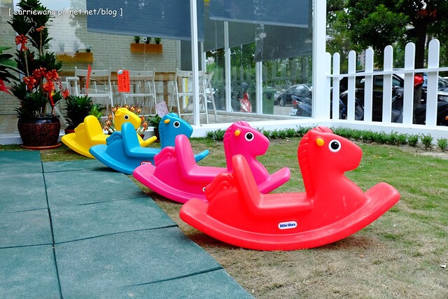 【台中親子餐廳】抱抱廚房。有室內室外兒童遊戲區、沙坑,哺乳室、尿布室,環境很可愛明亮,餐點很天然健康,還有提供寶寶的副食品 @飛天璇的口袋