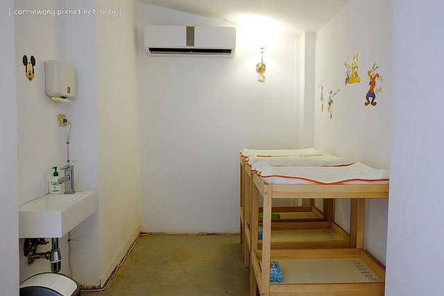 【台中親子餐廳】抱抱廚房。有室內室外兒童遊戲區、沙坑,哺乳室、尿布室,環境很可愛明亮,餐點很天然健康,還有提供寶寶的副食品 @飛天璇的口袋