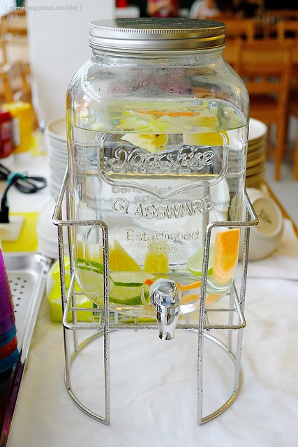 【台中親子餐廳】抱抱廚房。有室內室外兒童遊戲區、沙坑,哺乳室、尿布室,環境很可愛明亮,餐點很天然健康,還有提供寶寶的副食品 @飛天璇的口袋