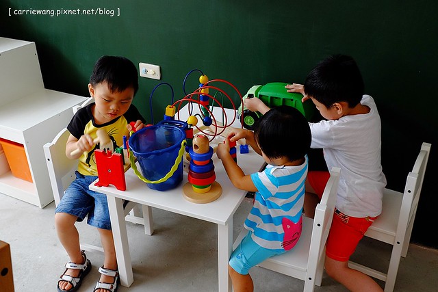 【台中親子餐廳】抱抱廚房。有室內室外兒童遊戲區、沙坑,哺乳室、尿布室,環境很可愛明亮,餐點很天然健康,還有提供寶寶的副食品 @飛天璇的口袋