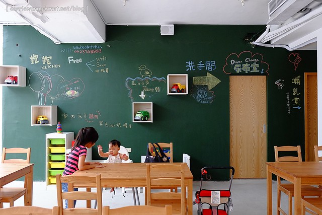 【台中親子餐廳】抱抱廚房。有室內室外兒童遊戲區、沙坑,哺乳室、尿布室,環境很可愛明亮,餐點很天然健康,還有提供寶寶的副食品 @飛天璇的口袋