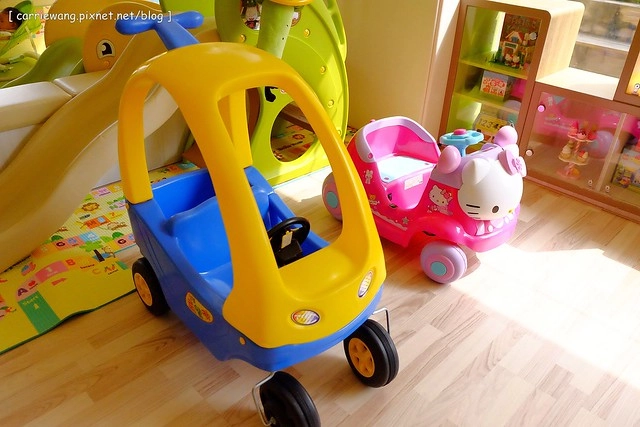 【台中親子餐廳】小布萊恩親子樂園餐廳.Little Brian。有遊戲區、兒童餐、尿布檯、哺乳室…適合0~4歲的小小孩,還會不定期舉辦寶寶爬行比賽和抓周活動 @飛天璇的口袋