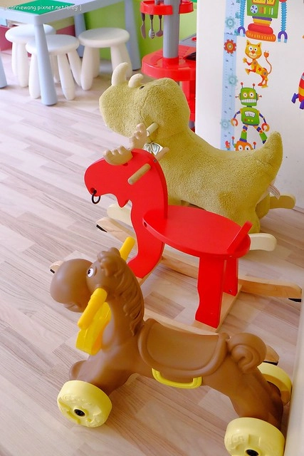 【台中親子餐廳】小布萊恩親子樂園餐廳.Little Brian。有遊戲區、兒童餐、尿布檯、哺乳室…適合0~4歲的小小孩,還會不定期舉辦寶寶爬行比賽和抓周活動 @飛天璇的口袋