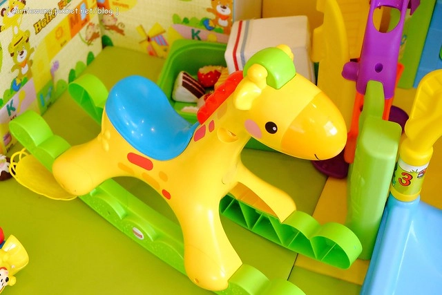 【台中親子餐廳】小布萊恩親子樂園餐廳.Little Brian。有遊戲區、兒童餐、尿布檯、哺乳室…適合0~4歲的小小孩,還會不定期舉辦寶寶爬行比賽和抓周活動 @飛天璇的口袋