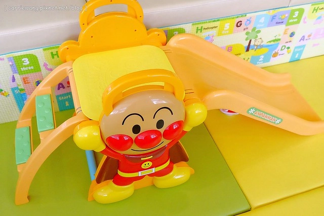 【台中親子餐廳】小布萊恩親子樂園餐廳.Little Brian。有遊戲區、兒童餐、尿布檯、哺乳室…適合0~4歲的小小孩,還會不定期舉辦寶寶爬行比賽和抓周活動 @飛天璇的口袋