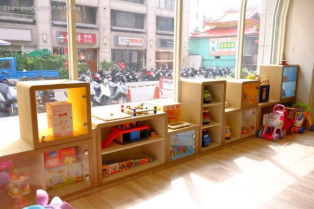 【台中親子餐廳】小布萊恩親子樂園餐廳.Little Brian。有遊戲區、兒童餐、尿布檯、哺乳室…適合0~4歲的小小孩,還會不定期舉辦寶寶爬行比賽和抓周活動 @飛天璇的口袋