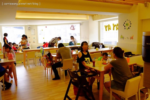 【台中親子餐廳】小布萊恩親子樂園餐廳.Little Brian。有遊戲區、兒童餐、尿布檯、哺乳室…適合0~4歲的小小孩,還會不定期舉辦寶寶爬行比賽和抓周活動 @飛天璇的口袋