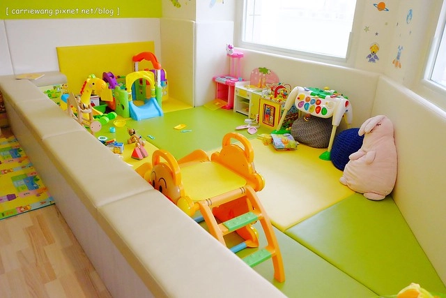 【台中親子餐廳】小布萊恩親子樂園餐廳.Little Brian。有遊戲區、兒童餐、尿布檯、哺乳室…適合0~4歲的小小孩,還會不定期舉辦寶寶爬行比賽和抓周活動 @飛天璇的口袋