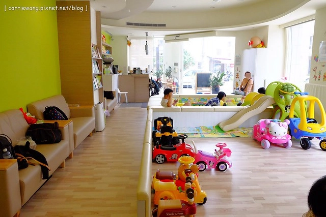 【台中親子餐廳】小布萊恩親子樂園餐廳.Little Brian。有遊戲區、兒童餐、尿布檯、哺乳室…適合0~4歲的小小孩,還會不定期舉辦寶寶爬行比賽和抓周活動 @飛天璇的口袋