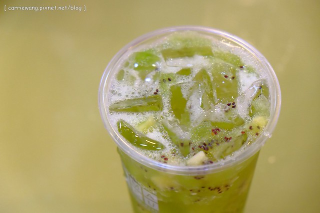 【台中果汁飲料推薦】麻古茶坊。高雄人氣飲料連鎖店進駐台中,新鮮現榨的果汁還看的到果粒,手搖飲料也可以清爽無負擔 @飛天璇的口袋