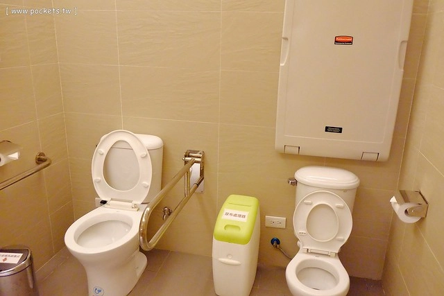 嘎嗶惦:空間寬敞舒適,親子廁所、哺乳室、尿布屋也有兒童遊戲沙坑 @飛天璇的口袋