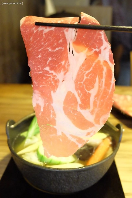 【台中火鍋推薦】竹間精緻鍋物。一個人也可以品嚐石頭火鍋,海鮮食材表現不錯,湯頭有多種選擇,從中午賣到凌晨,宵夜也有好去處 @飛天璇的口袋