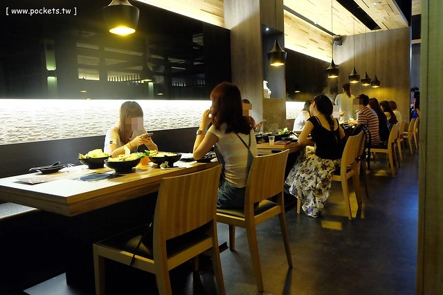 【台中火鍋推薦】竹間精緻鍋物。一個人也可以品嚐石頭火鍋,海鮮食材表現不錯,湯頭有多種選擇,從中午賣到凌晨,宵夜也有好去處 @飛天璇的口袋