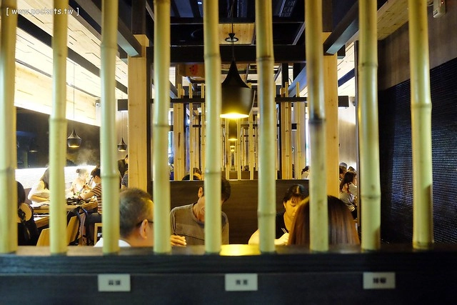 【台中火鍋推薦】竹間精緻鍋物。一個人也可以品嚐石頭火鍋,海鮮食材表現不錯,湯頭有多種選擇,從中午賣到凌晨,宵夜也有好去處 @飛天璇的口袋