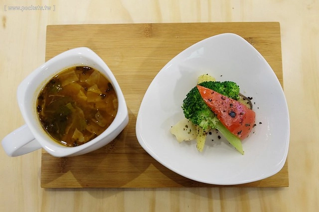 【台中親子餐廳】森林小徑。有賣排餐、漢堡、義大利麵和甜點,二樓有兒童遊戲區,不定期舉辦一系列的親子同樂活動,也是親子友善餐廳 @飛天璇的口袋