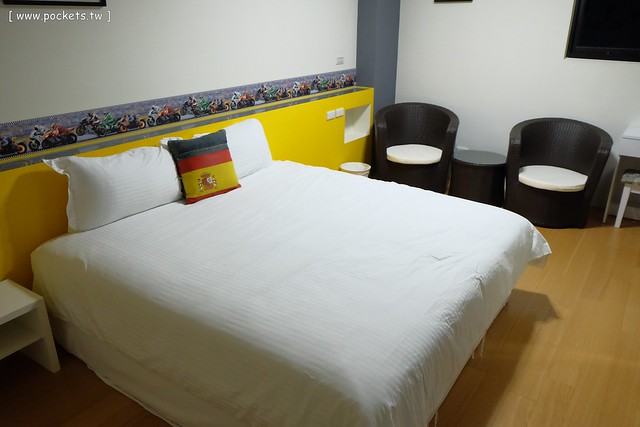 【宜蘭民宿推薦】五結.宜蘭F1特色民宿。假日提供包棟,可以BBQ和開趴,傑克書房天花板是一本大書(贈送一張住宿券抽獎,詳情辦法請看文末) @飛天璇的口袋